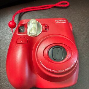 FUYIFILM CAMERA INSTAX MINI 7S, RED CRAMBERRY COLOR
